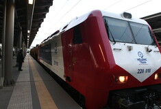 Λιβαδειά: «Φωνάζαμε βοήθεια, βοήθεια και δεν μας άκουγαν» λέει η μητέρα που πιάστηκε στις πόρτες του τρένου