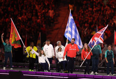 Παραολυμπιακοί Αγώνες: Σταματοπούλου και Τσαπατάκης μπαίνουν με την ελληνική σημαία στο Stade de France