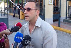 Ο Πάνος Μουζουράκης κατέθεσε υπέρ του πατέρα Αντωνίου: «Για να υπάρξει σταύρωση πρέπει να υπάρξουν Ιούδες» δήλωσε