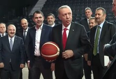 Ερντογάν: Έπαιξε μπάσκετ, σκόραρε και υπέγραψε μπάλες
