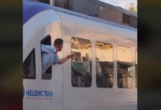 ΟΣΕ: Απολύθηκε ο ελεγκτής σιδηροδρομικής διάβασης που μιλούσε στο κινητό εν ώρα υπηρεσίας