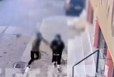 Θεσσαλονίκη: Κάμερα κατέγραψε 25χρονο να επιτίθεται σε ανήλικη για τη ληστέψει
