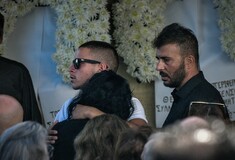Φωτιά στο Ξυλόκαστρο: Πλήθος κόσμου στις κηδείες των δύο ανδρών που έχασαν τη ζωή τους