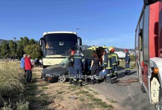 Τροχαίο δυστύχημα στη Λαμία: Αυτοκίνητο «καρφώθηκε» σε λεωφορείο - Νεκρός 56χρονος
