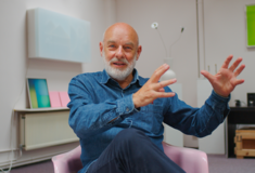 Eno: Ένα μοναδικό ντοκιμαντέρ για έναν μέγα οραματιστή και δημιουργό 