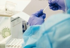 Κορωνοϊός: Το στέλεχος XEC που παρουσιάζει αύξηση κρουσμάτων - Ποια είναι τα συμπτώματα