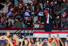 DJ Trump: Σταμάτησε να απαντά ερωτήσεις και μετέτρεψε προεκλογική συγκέντρωση σε συναυλία