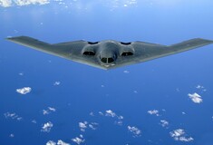 Αμερικανικά stealth τύπου B-2 Spirit βομβάρδισαν αποθήκες όπλων των Χούτι