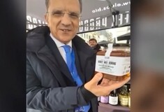 Ο Γιώργος Αυτιάς στη λαϊκή των Βρυξελλών: «54,64€ τα μπαρμπούνια»