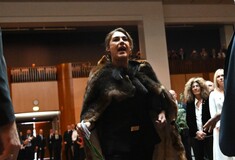 Γιατί φώναξε η γερουσιαστής στον Βασιλιά Κάρολο; - Τι έκαναν οι Βρετανοί στους Αβορίγινες;