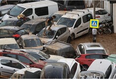 Πλημμύρες - Ισπανία: «Έμεινε με το μωρό στο αμάξι, τις παρέσυρε το ρεύμα» - 59χρονος ψάχνει τη σύζυγο και το μωρό τους στα χαλάσματα 