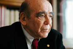 Σακαλλαροπούλου για Θανάση Βαλτινό: Μας έδειξε ότι η υψηλή λογοτεχνία «δεν προφητεύει, αλλά ψηλαφεί αυτό που επίκειται»