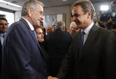 Η χειραψία Μητσοτάκη και Σαμαρά - Το χαμόγελο Καραμανλή