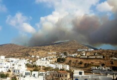 Μεγάλη φωτιά στην Ίο – Χωρίς πυροσβέστες το νησί