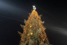 Φωταγωγήθηκε το πρώτο δέντρο για τα φετινά Χριστούγεννα στην Ελλάδα