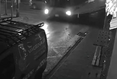Νίκαια: Λεωφορείο συγκρούστηκε με αυτοκίνητο και παρέσυρε ακόμα πέντε - Η στιγμή του τροχαίου σε βίντεο