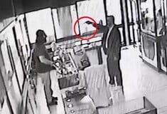 Συνελήφθη ο ληστής με την Πόρσε που «άδειαζε» κοσμηματοπωλεία στην Αττική - Βίντεο από τη δράση του