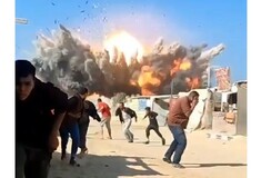 Το Ισραήλ χτυπά την ανθρωπιστική ζώνη στη Γάζα: On camera η στιγμή της έκρηξης