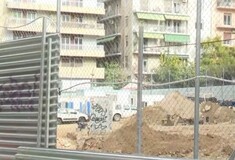 Εξάρχεια: Ξηλώνουν λαμαρίνες στο εργοτάξιο του μετρό