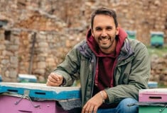 Ο Βασίλης πραγματοποίησε το μεγάλο του όνειρο και άφησε την Αθήνα για το χωριό της μητέρας του, την Κλειτορία, κόντρα σε όλους όσοι προσπαθούσαν να τον μεταπείσουν