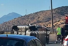 Τροχαίο στην εθνική οδό Αθηνών - Κορίνθου: Αναποδογύρισε αυτοκίνητο μετά τα διόδια της Ελευσίνας