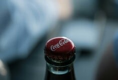 Κατακραυγή για την Coca-Cola: Μείωσε του περιβαλλοντικούς της στόχους