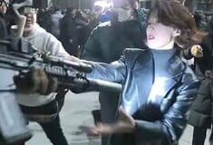 Νότια Κορέα: Γυναίκα άρπαξε το όπλο από στρατιώτη - «Έπρεπε να το σταματήσουμε», δηλώνει