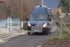 Αστυνομικός Βουλής: Από το ψυχιατρείο στις φυλακές Τρίπολης - Εικόνες από την στιγμή που φτάνει