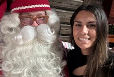 Η πιο παραμυθένια δουλειά: Ελληνίδα ηθοποιός ζει και εργάζεται στο Χωριό του Άγιου Βασίλη, το Ροβανιέμι