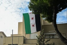 Η σημαία της συριακής αντιπολίτευσης υψώθηκε στην πρεσβεία της Συρίας στην Αθήνα