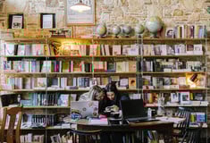 10 χώροι στην Αθήνα όπου χορταίνεις διάβασμα, πίνοντας τον καφέ σου
