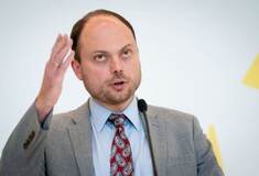 Η μητέρα «εχθρού» του Πούτιν νοσηλεύεται στο Βερολίνο με συμπτώματα δηλητηρίασης