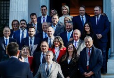 Selfies, χαμόγελα και δώρα στη συνάντηση Μητσοτακή με 111 βουλευτές της ΝΔ