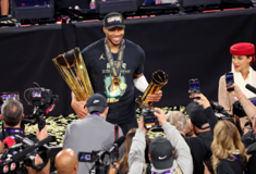 Ο MVP Γιάννης Αντετοκούνμπο σήκωσε το κύπελλο του ΝΒΑ και έφυγε για χριστουγεννιάτικα ψώνια