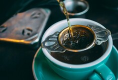 Τρεις λόγοι που οι ειδικοί συνιστούν να πίνουμε τσάι αντί του καφέ