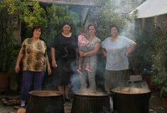 Η ζωή και τα ήθη ενός λεσβιακού χωριού μέσα από το φαγητό 