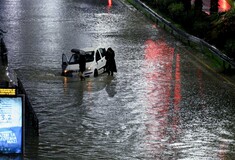 ΕΥΔΑΠ για τα λύματα στην παραλιακή: Το δίκτυο αποχέτευσης υπερφορτώνεται λόγω των 7.000 παράνομων συνδέσεων