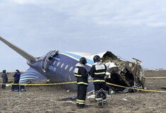 Υποβαθμίζει τη συντριβή του Embraer η Ρωσία: «Λάθος να γίνονται εικασίες για το δυστύχημα»