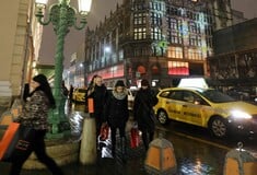 Πώς οι πλούσιοι Ρώσοι προμηθεύονται, παρά τις κυρώσεις, πολυτελείς τσάντες και ρούχα υψηλής ραπτικής από την Ευρώπη