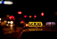 Τροχαίο δυστύχημα στο Ίλιον - Ταξί προσέκρουσε σε σταθμευμένο ΙΧ 