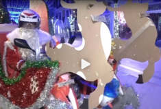 Θεσσαλονίκη: Ντελιβεράς ντύθηκε Άγιος Βασίλης και μοιράζει δώρα με μηχανάκι-έλκηθρο