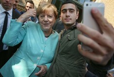 Ο Σύρος πρόσφυγας που η selfie του με την Άγγελα Μέρκελ του άλλαξε τη ζωή