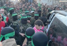 Εκεχειρία στη Γάζα: Η στιγμή που απελευθερώθηκαν οι τρεις πρώτες όμηροι της Χαμάς