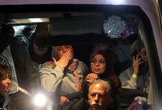 Εκεχειρία στη Γάζα: Δύο λεωφορεία με Παλαιστίνιους κρατούμενους αναχώρησαν από ισραηλινή φυλακή