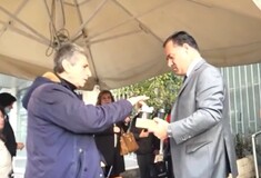 Το κλειστό το φαρμακείο του ΕΟΠΥΥ, οι άρρωστοι φαρμακοποιοί και ο υπουργός «κλειδαράς»