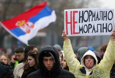 Σερβία: Μαζικές διαδηλώσεις φοιτητών και αντιδιαδήλωση υποστηρικτών του Βούτσιτς