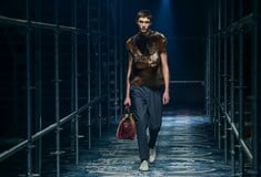 Καουμπόικες μπότες, φανταχτερά κοσμήματα και τεράστιοι φιόγκοι στις ανδρικές πασαρέλες