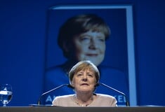 Γερμανία: Επίθεση Μέρκελ κατά Μερτς για τη σύμπλευση με το ακροδεξιό AfD στο μεταναστευτικό 