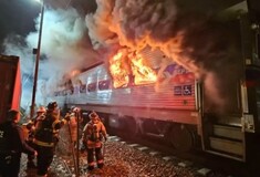 ΗΠΑ: Τρένο με πάνω από 300 επιβάτες τυλίχτηκε στις φλόγες