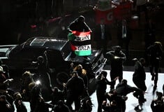 Super Bowl: Κομπάρσος του Λαμάρ ύψωσε σημαία της Παλαιστίνης και του Σουδάν